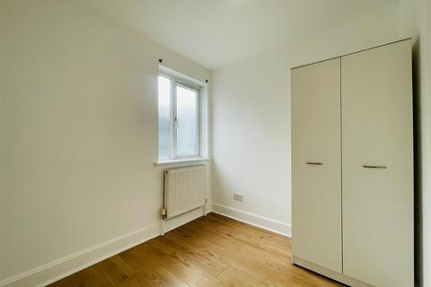 3 bedroom flat for sale, Farnborough Avenue, London E17