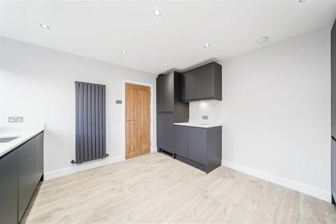 3 bedroom terraced house to rent, Gordon Road, London E4