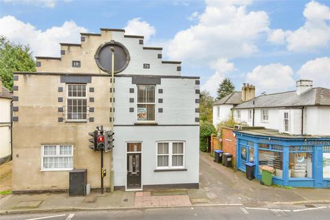 4 The Crescent, Leatherhead, KT22 8EE