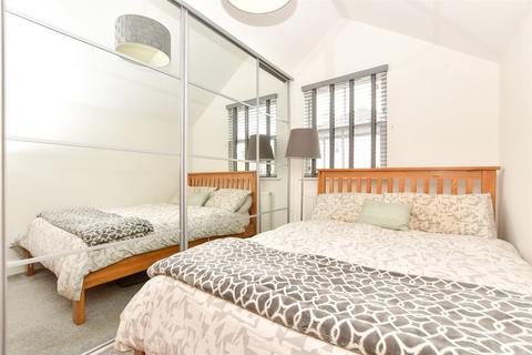 4 The Crescent, Leatherhead, KT22 8EE