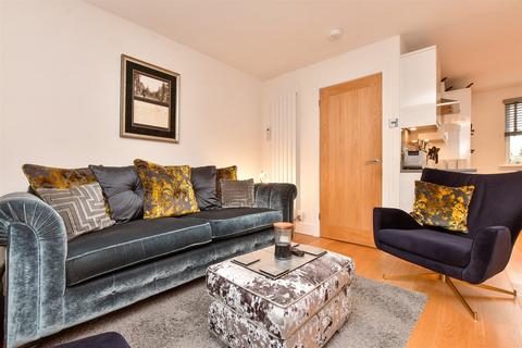 4 The Crescent, Leatherhead, KT22 8EE