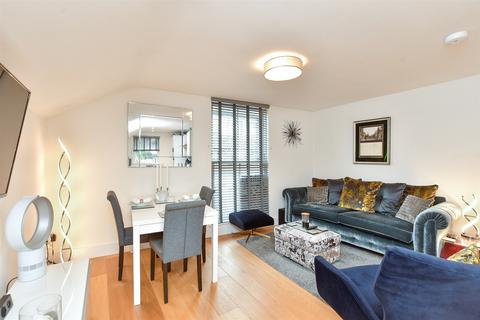4 The Crescent, Leatherhead, KT22 8EE
