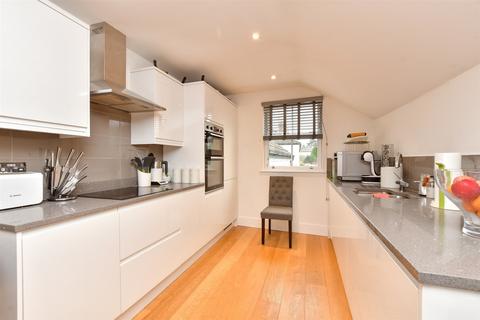 4 The Crescent, Leatherhead, KT22 8EE