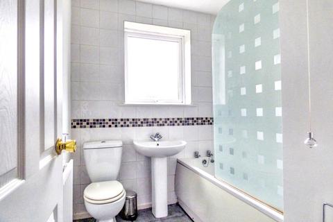 2 bedroom flat for sale, Ravenscar Close, Whickham, Newcastle upon Tyne, Tyne and Wear, NE16 5TW