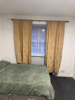 1 bedroom in a house share to rent, Henchman Street, London W12