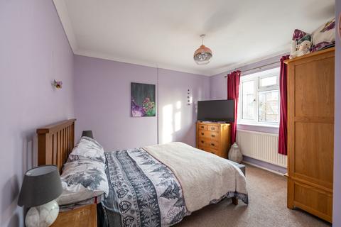 3 bedroom flat for sale, Radstock Way, Merstham, RH1