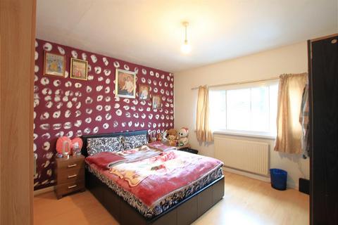 4 bedroom terraced house to rent, Queenswood Avenue, Hounslow TW3