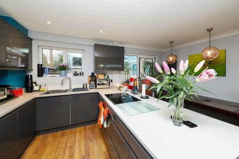 3 bedroom end of terrace house for sale, Oakdene Close, Pinner HA5