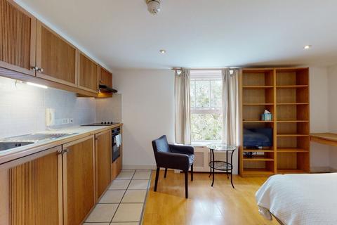 Studio to rent, Cartwright Gardens