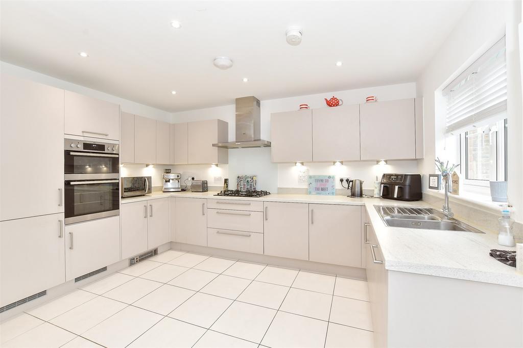 Kitchen/ Dining Area