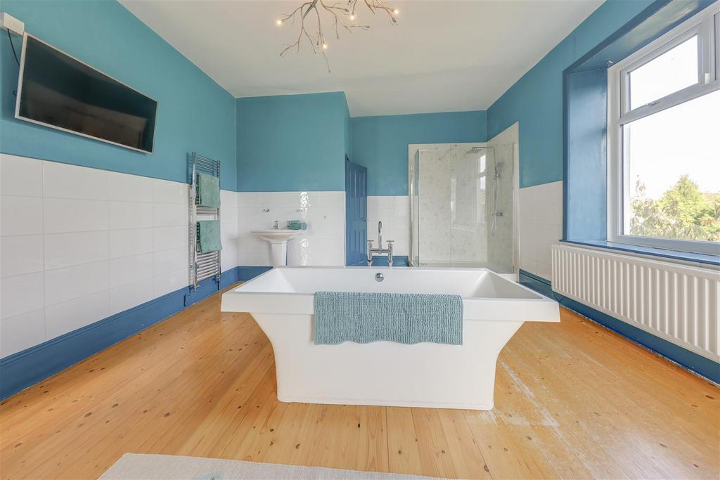 Family Bathroom a LT