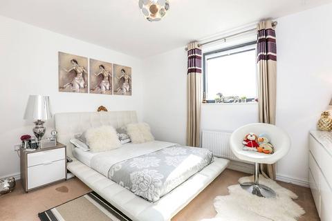 2 bedroom flat for sale, Southmere Drive, London SE2