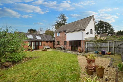 4 bedroom detached house for sale, Uplands Park, Sheringham