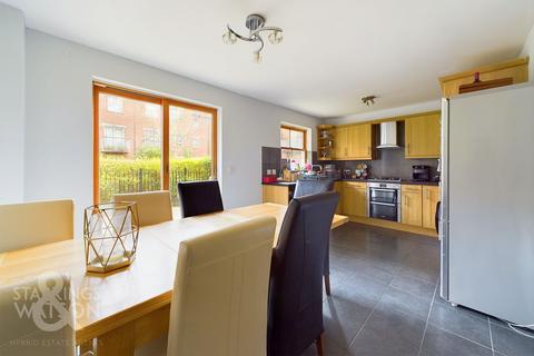 3 bedroom townhouse for sale, Trafalgar Square, Poringland, Norwich