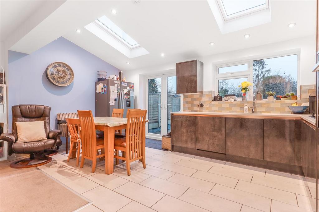 Kitchen/ Dining Room