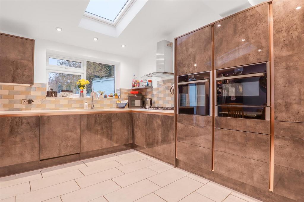 Kitchen/ Dining Room