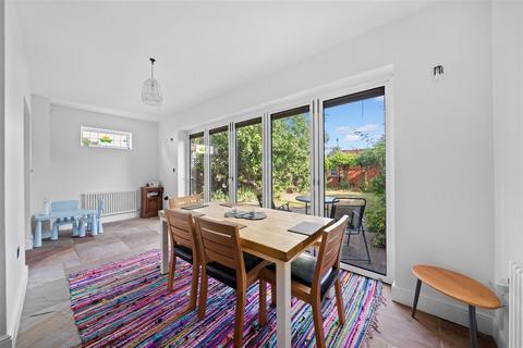 8 Hillside Gardens, Wallington, SM6 9NY