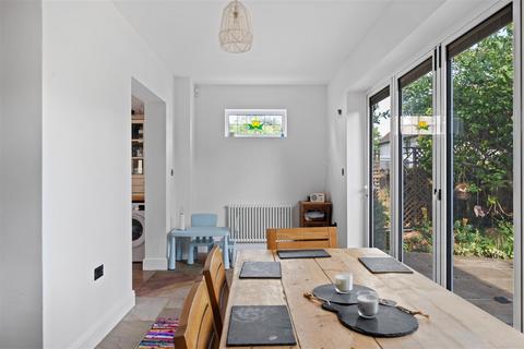 8 Hillside Gardens, Wallington, SM6 9NY