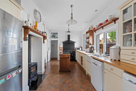 8 Hillside Gardens, Wallington, SM6 9NY