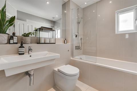 184 Replingham Road, London, SW18 5LJ