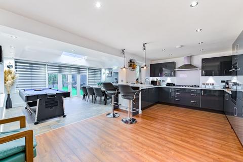 28 Bow Road, Brooklands, Milton Keynes, MK10 7GN
