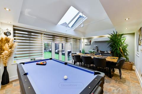 28 Bow Road, Brooklands, Milton Keynes, MK10 7GN