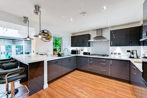 28 Bow Road, Brooklands, Milton Keynes, MK10 7GN