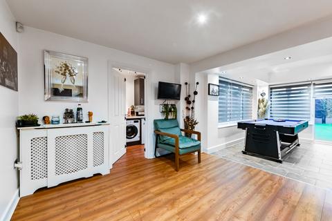 28 Bow Road, Brooklands, Milton Keynes, MK10 7GN