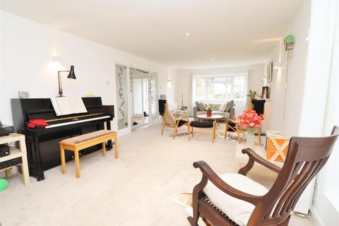 21 Folly Close, Radlett, WD7 8DR