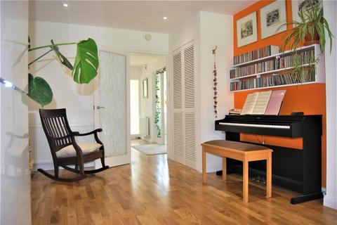 21 Folly Close, Radlett, WD7 8DR