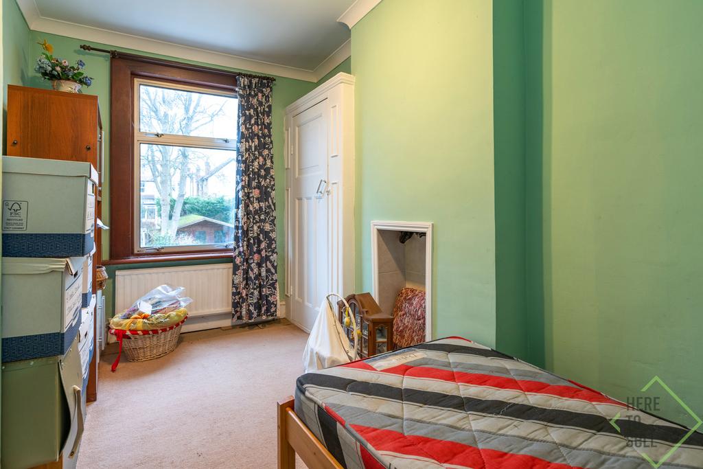 73 Grovelands Road, London, N13 4 RJ 7