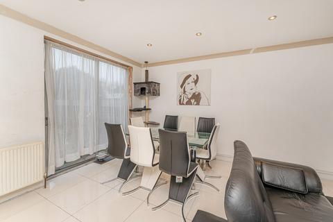 undefined, Apple Grove, Enfield EN1
