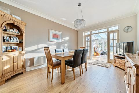 11 Perry How, Worcester Park, KT4 7PQ