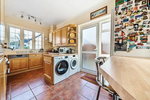 11 Perry How, Worcester Park, KT4 7PQ