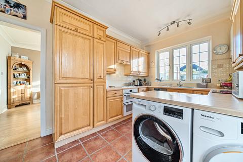 11 Perry How, Worcester Park, KT4 7PQ