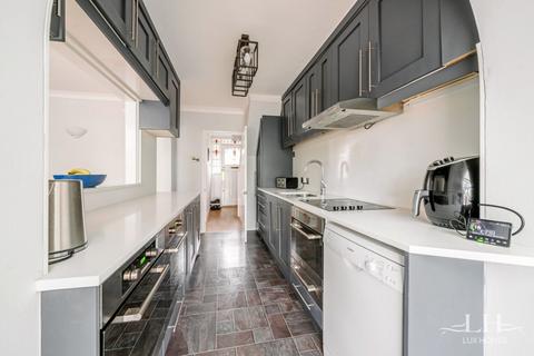 18 Bowden Drive, Hornchurch, RM11 3UP