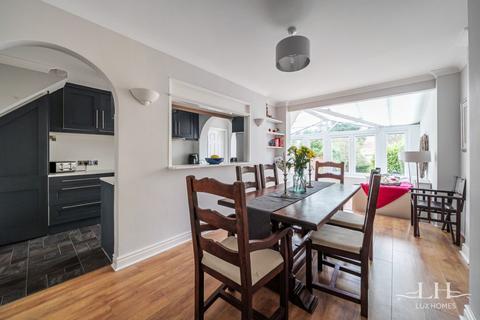 18 Bowden Drive, Hornchurch, RM11 3UP