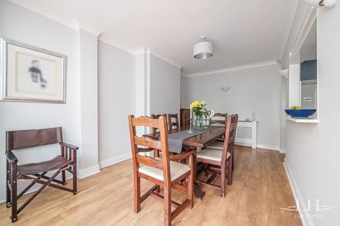 18 Bowden Drive, Hornchurch, RM11 3UP