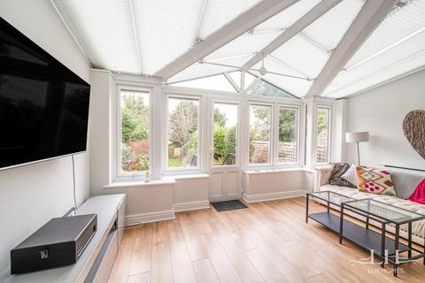 18 Bowden Drive, Hornchurch, RM11 3UP