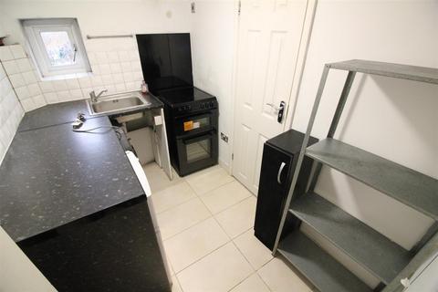 2 bedroom flat to rent, Charles Street, Uxbridge