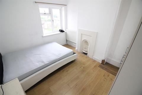 2 bedroom flat to rent, Charles Street, Uxbridge