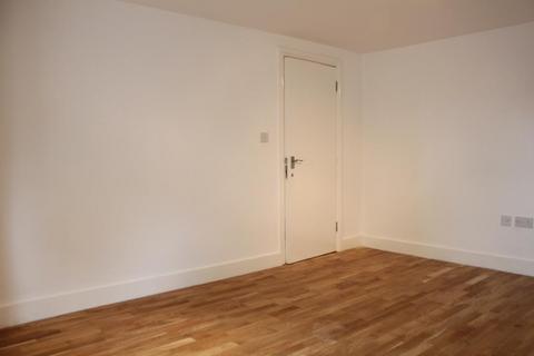 Studio to rent, Elms Lane, Wembley