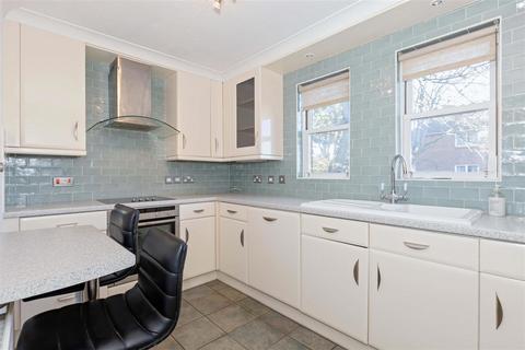 2 bedroom flat for sale, Grand Avenue, Worthing