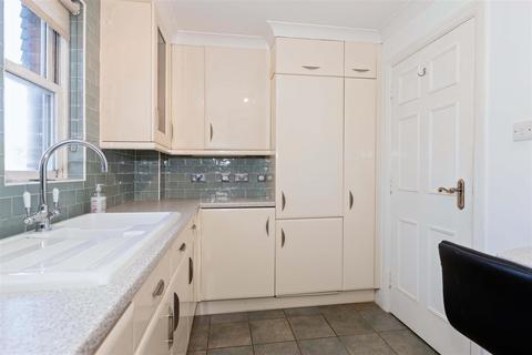 2 bedroom flat for sale, Grand Avenue, Worthing