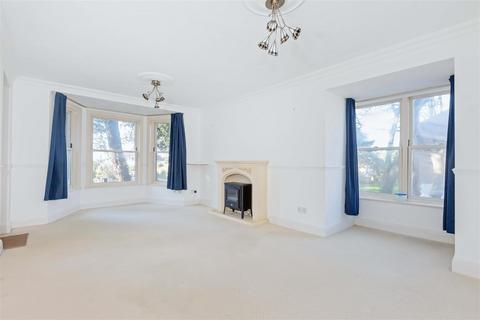 2 bedroom flat for sale, Grand Avenue, Worthing