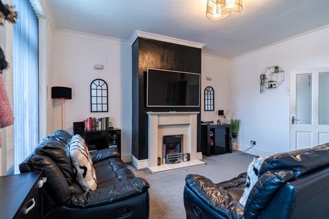 4 bedroom terraced house for sale, Snowdon Street, Batley, WF17