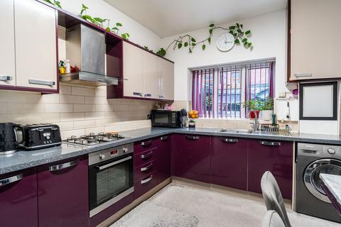 4 bedroom terraced house for sale, Snowdon Street, Batley, WF17