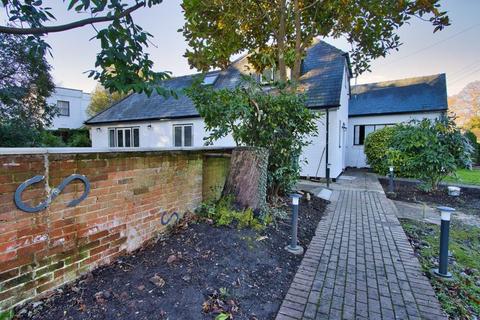 2 bedroom detached house to rent, Chobham, Surrey