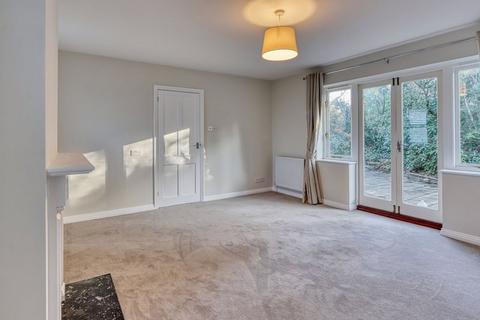 2 bedroom detached house to rent, Chobham, Surrey