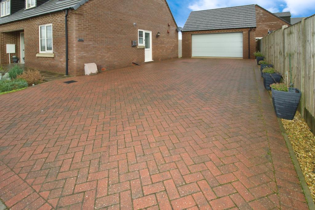 Double garage &amp; parking